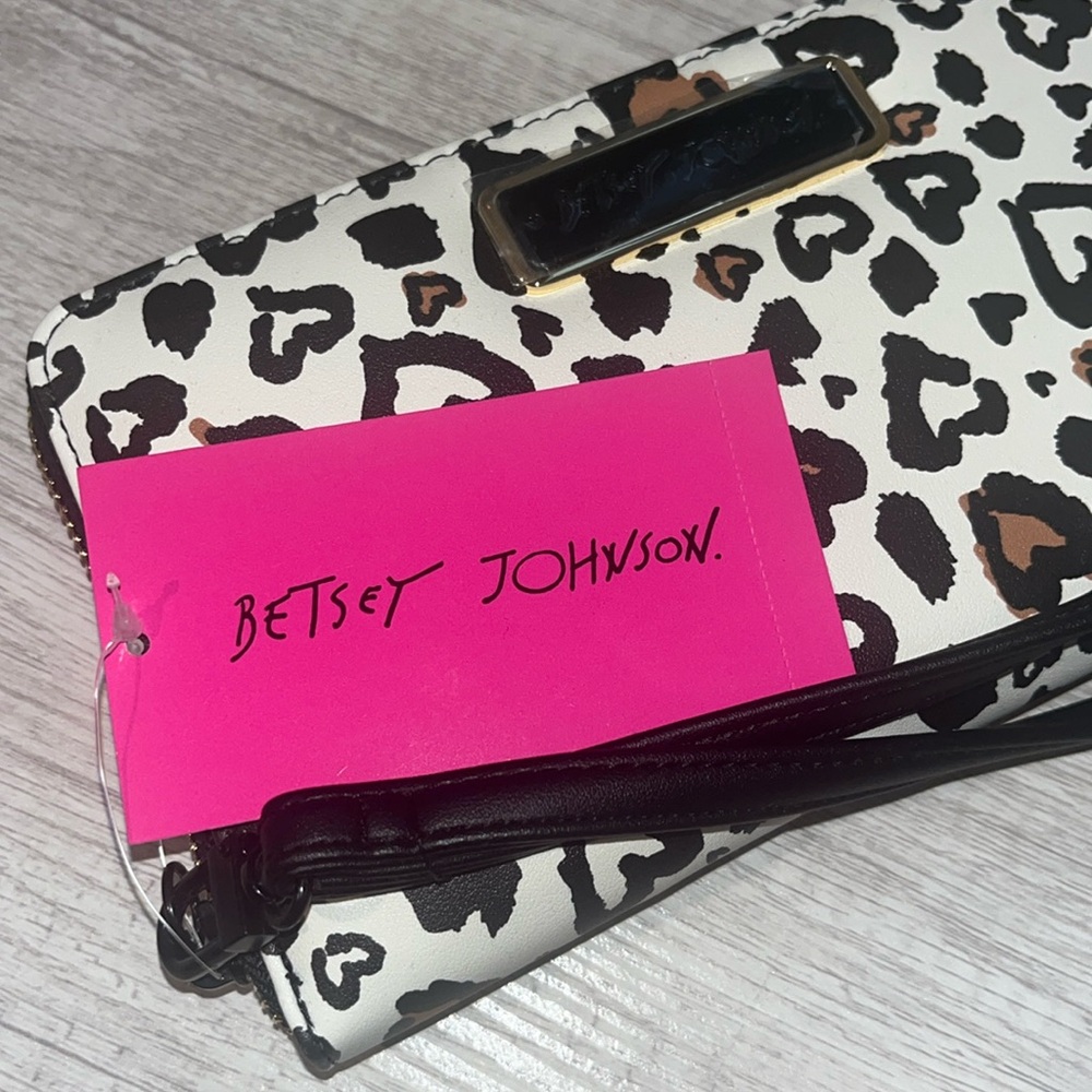 NWT Betsey Johnson Leopard Heart Large  Wallet Wristlet